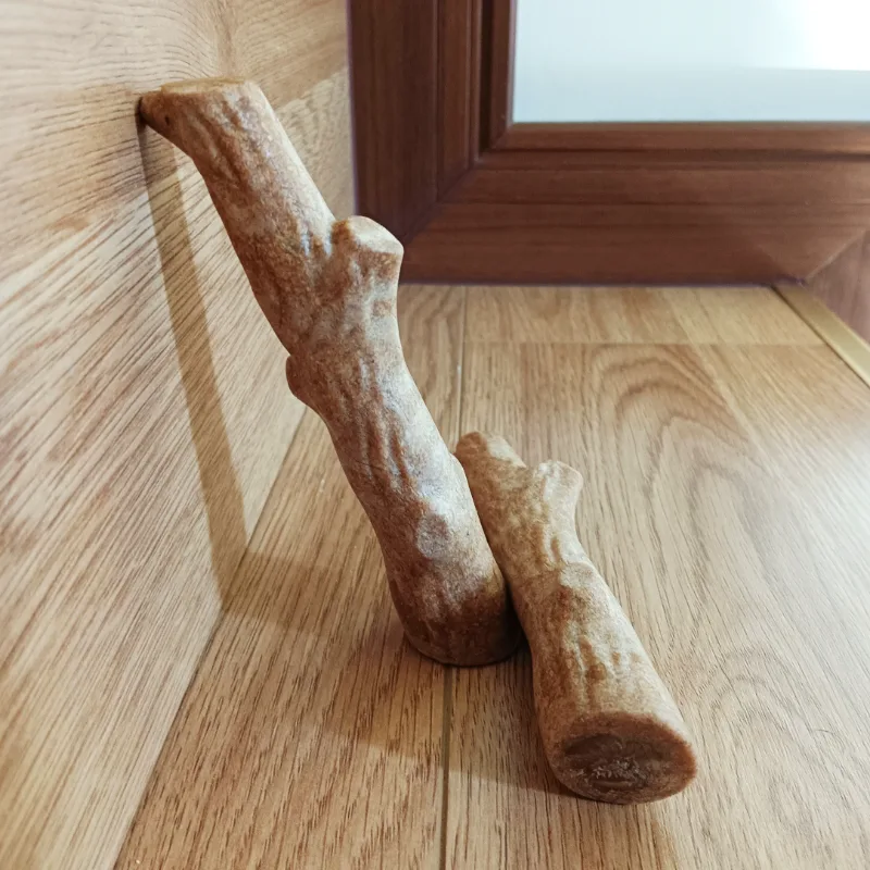 Žuvacia hračka pre psa z vetvy stromu
